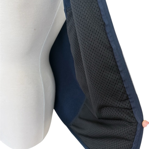 Gap Women’s Navy Fleece Vest Size Medium - Picture 5 of 9